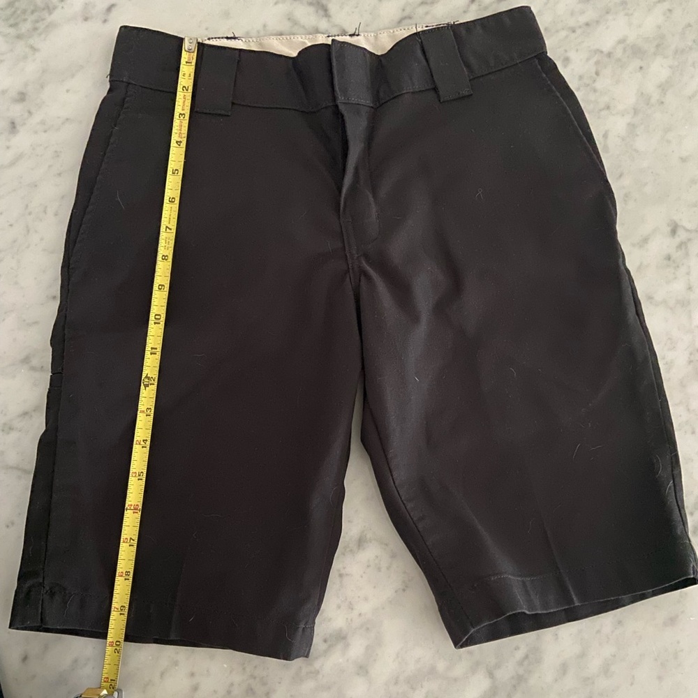 Dickies men’s shorts size 30 waist in true black. Slim fit, flat front